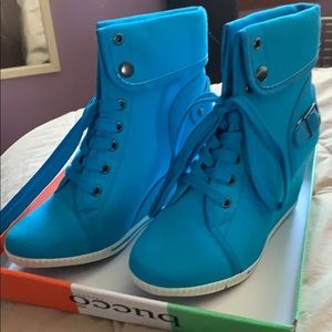 Woman’s sneakers size 6